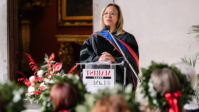 总领事达妮埃拉·巴拉德形象, 美国托斯卡纳总领事, 以及埃米利奥·罗马涅在佛罗伦萨毕业典礼上的演讲. 